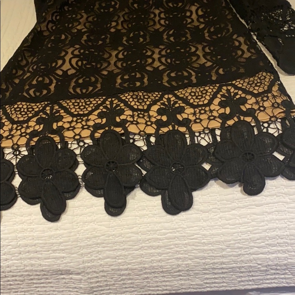 Lace dress - Picture 3 of 4